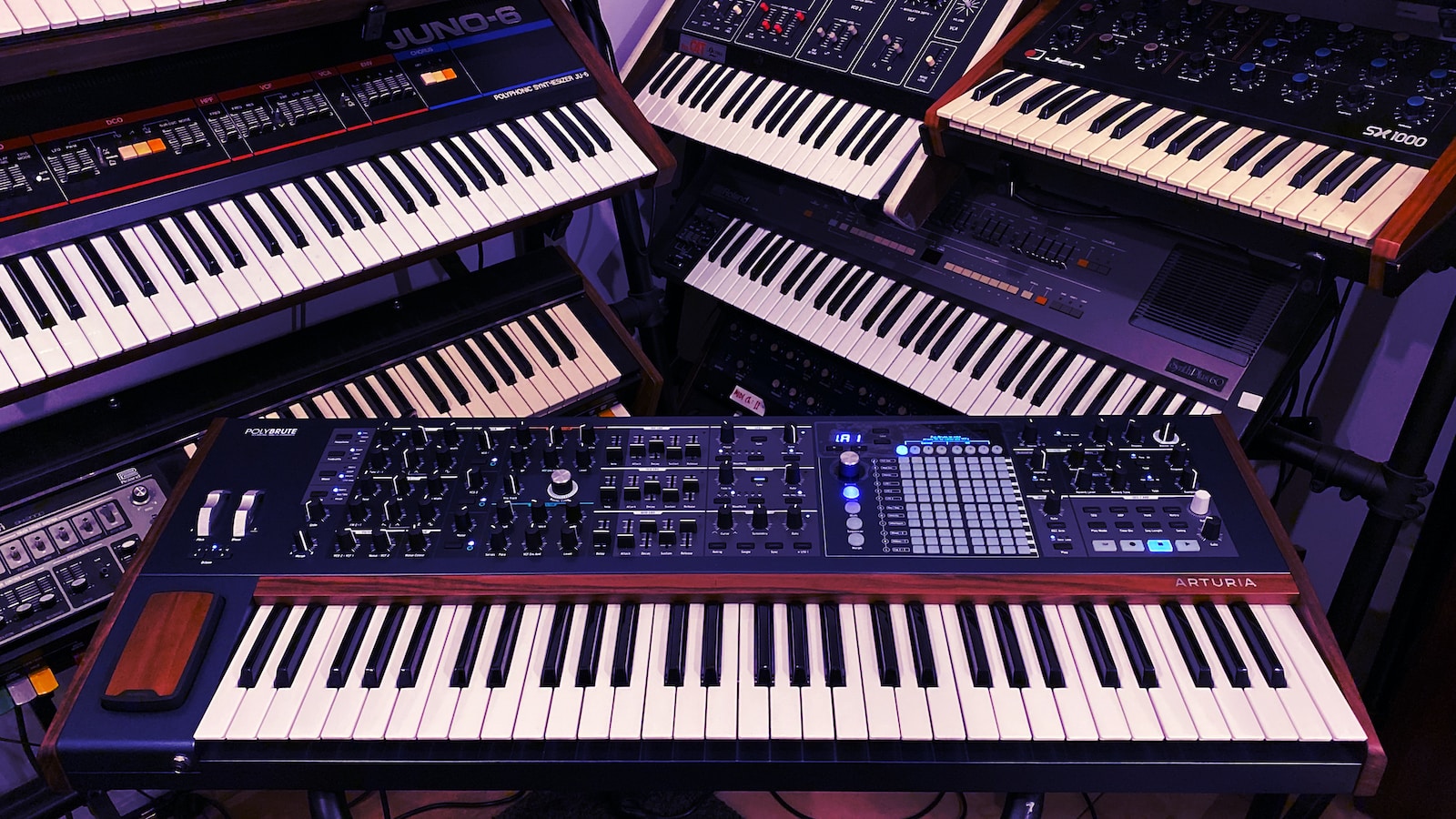 a bunch of electronic keyboards sitting next to each other
