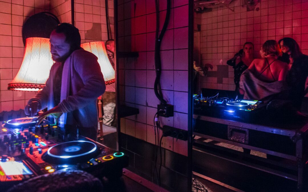 What is DJ (Disc Jockey)?