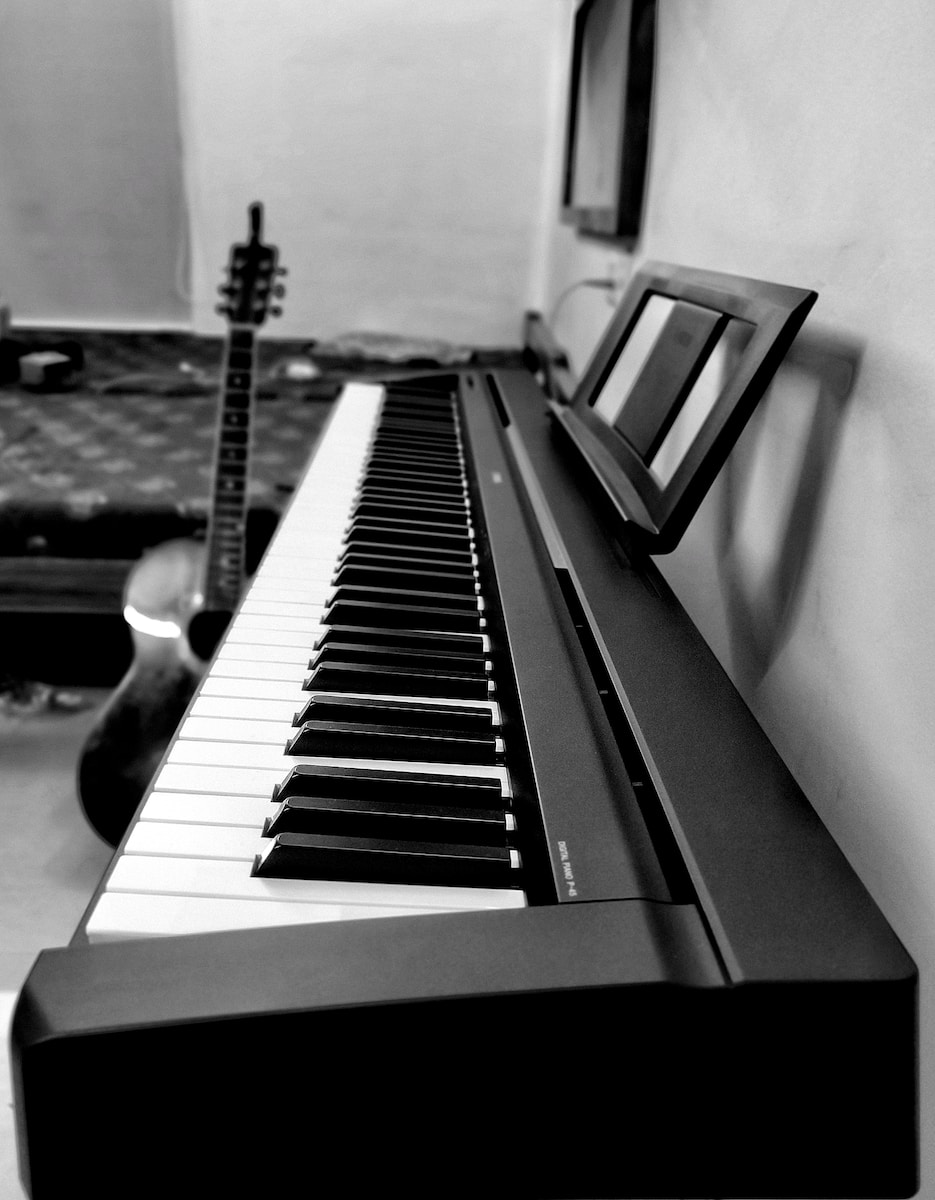 a black and white photo of a piano