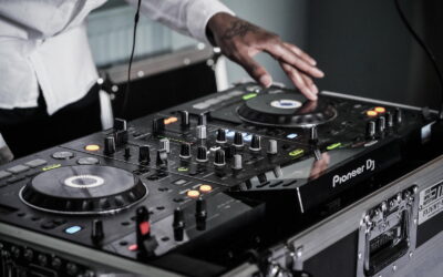 What is a ‘standalone’ DJ controller?