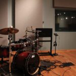 black and brown drum set