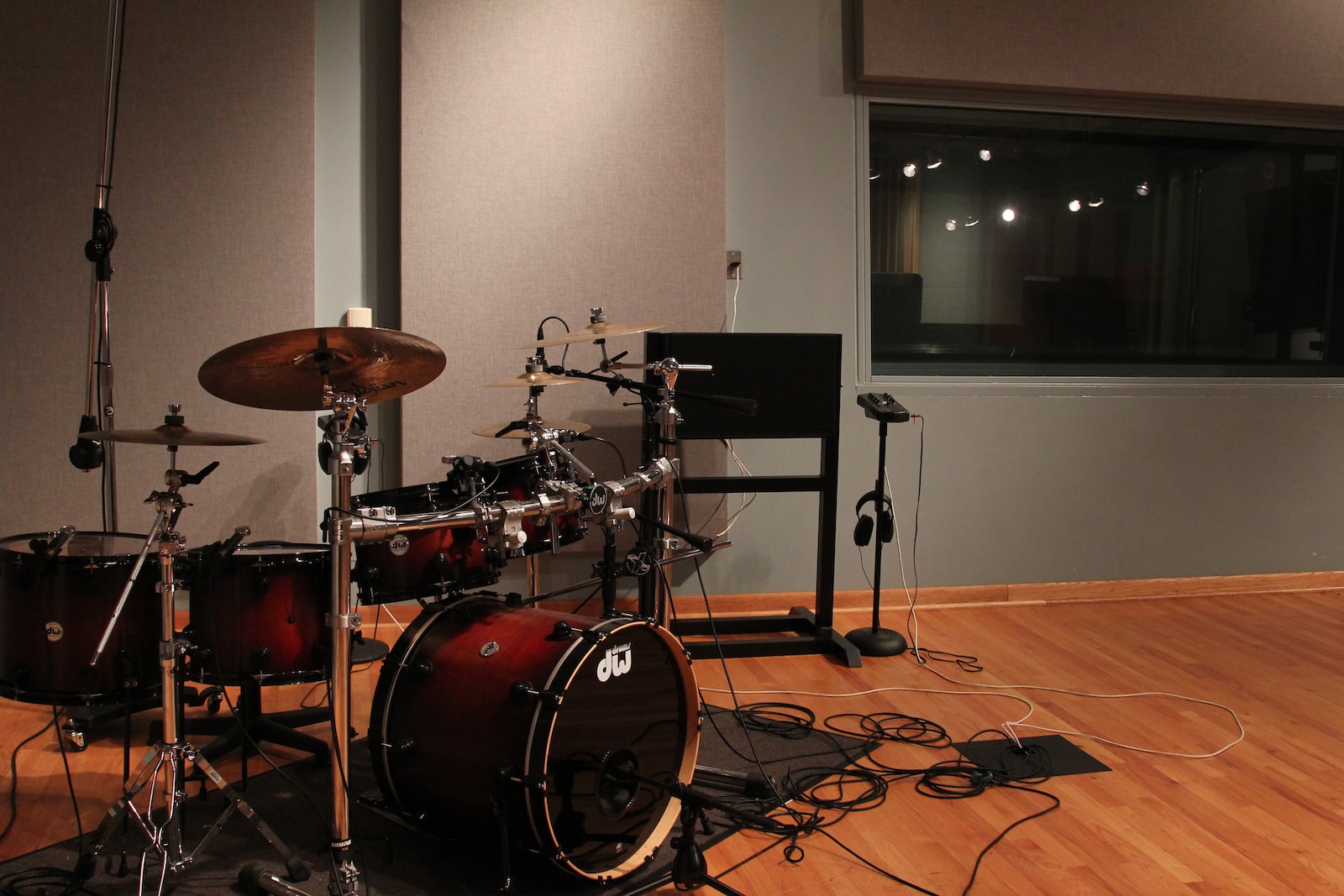 black and brown drum set
